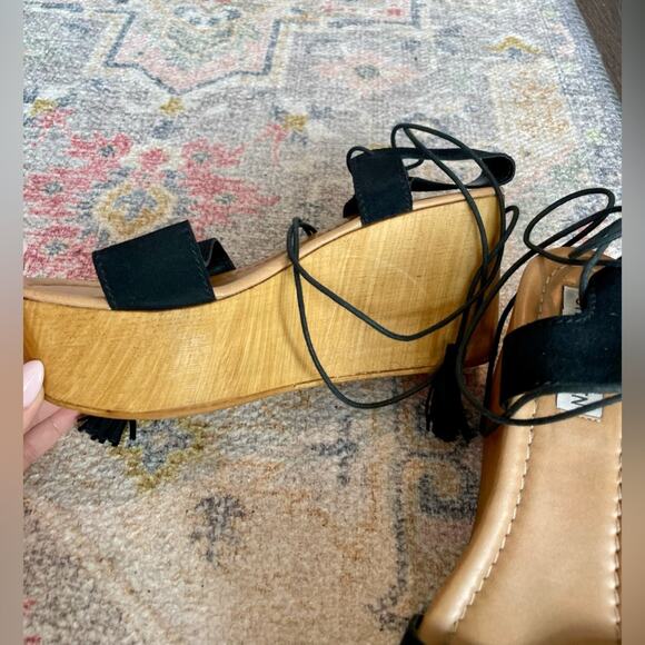 Steve Madden Black and Tan Wedge Sandals - Picture 7 of 9